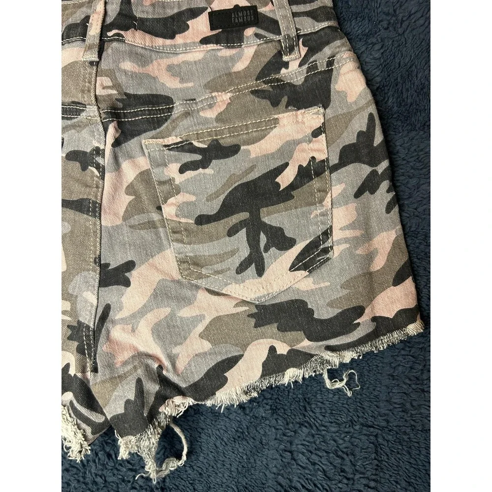 Almost Famous Shorts Women Size 5 Camo Super High Rise Frayed Hem 5‎ Pockets